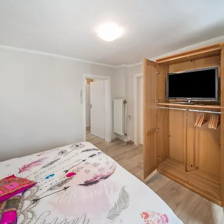 Semesterbostad Beautiful Holiday Home In Bare Reuland With Beautiful Views Burg Reuland